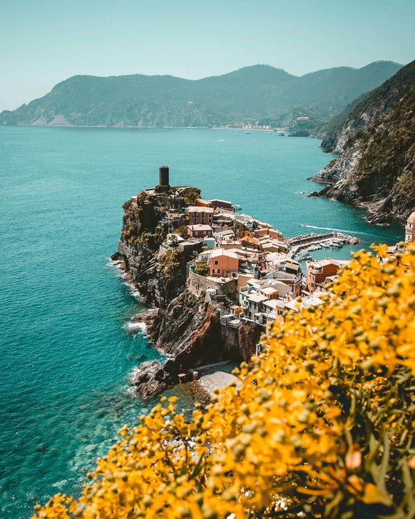 Quels sont les meilleurs itinéraires pour une randonnée à travers les Cinque Terre en Italie?